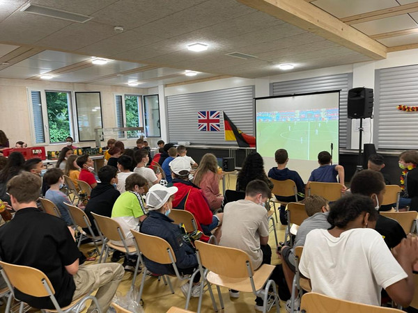 Public Viewing in der Mensa