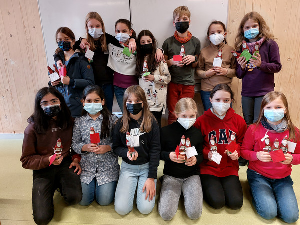 Die Klasse 5f freut sich über ihre Nikoläuse. Die Klasse 5f freut sich über ihre Nikoläuse.