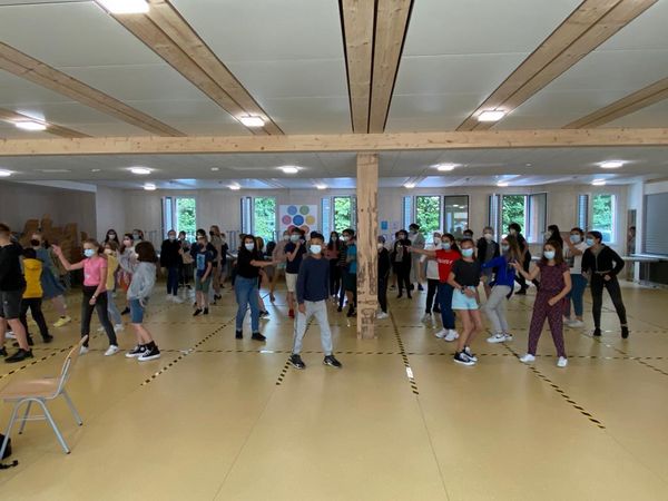 Schülerinnen und Schüler beim Tanzen in der Mensa