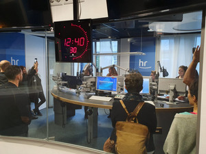 Sprechübungen im hr-Sendestudio