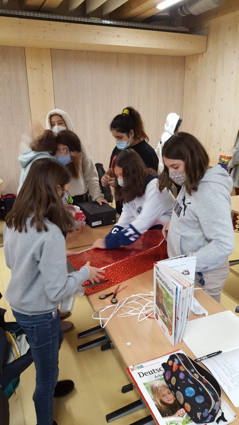 Schülerinnen packen Geschenke ein Schülerinnen packen Geschenke ein