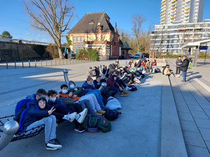 Kurze Pause in der Sonne während der Anreise