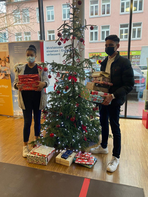 Übergabe der Geschenke Die SV vor einem Weihnachtsbaum