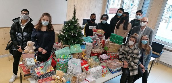 Geschenke mit SV und Schulleitung Die SV, die Schulleitung und alle Geschenke sind zu sehen.