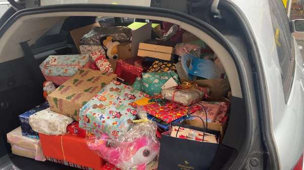 ...ein Auto voller Geschenke Das mit Geschenken gefüllte Auto ist zu sehen.