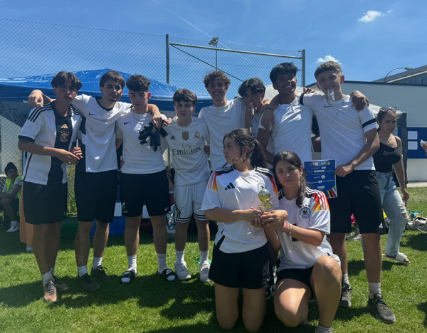 Sieger der Jahrgangsstufe 9: Klasse 9b Sieger der Jahrgangsstufe 9: Klasse 9b