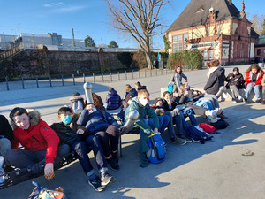 Kurze Pause in der Sonne während der Anreise