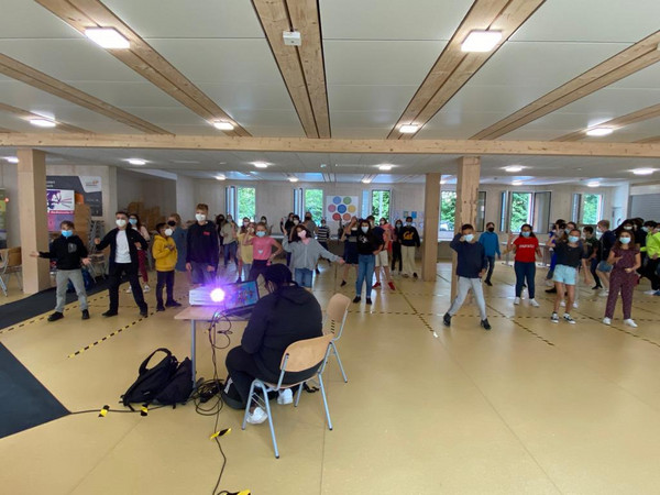 Schülerinnen und Schüler beim Tanzen in der Mensa Schülerinnen und Schüler beim Tanzen in der Mensa